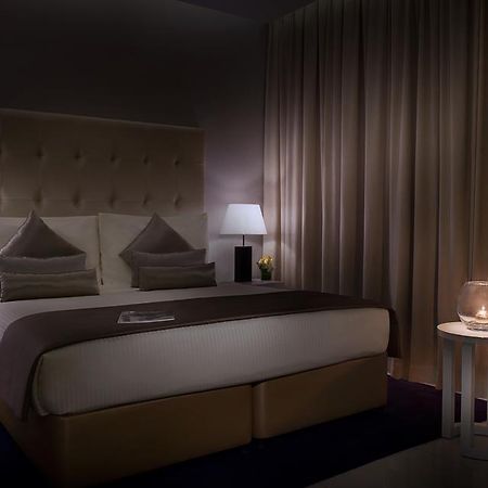 Damac Maison The Vogue Dubai Exteriör bild A bedroom at the hotel