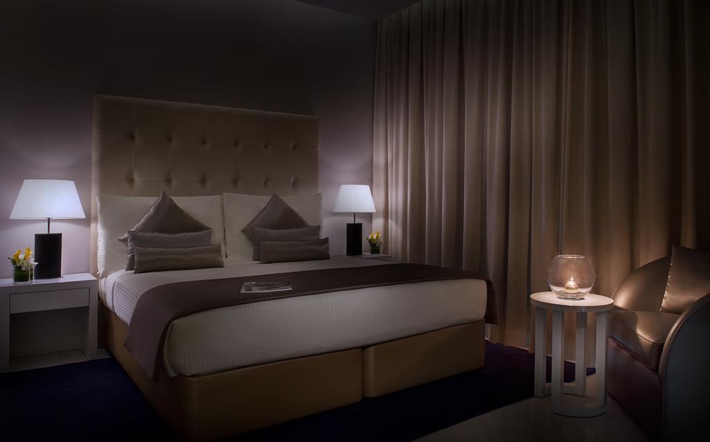 Damac Maison The Vogue Dubai Exteriör bild A bedroom at the hotel