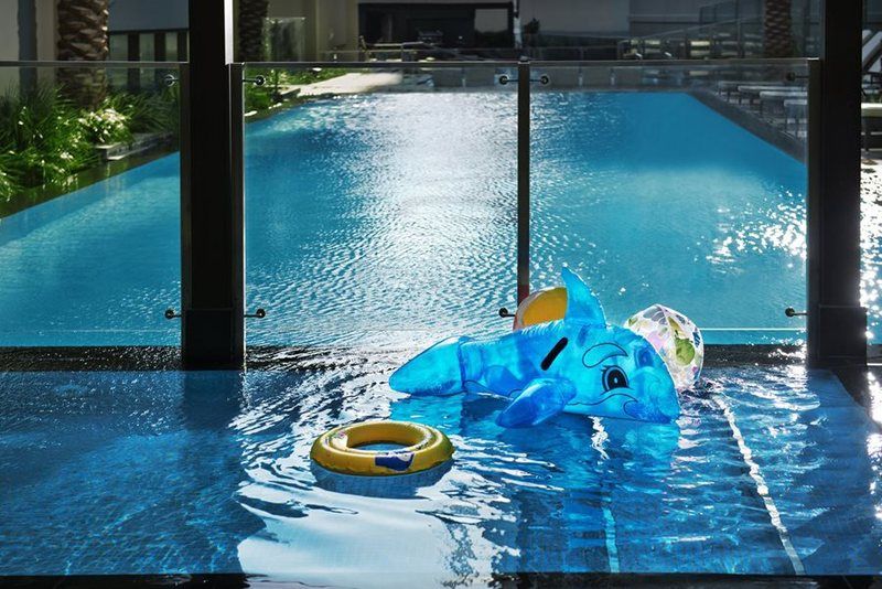 Damac Maison The Vogue Dubai Exteriör bild The swimming pool at the Ritz-Carlton, Singapore