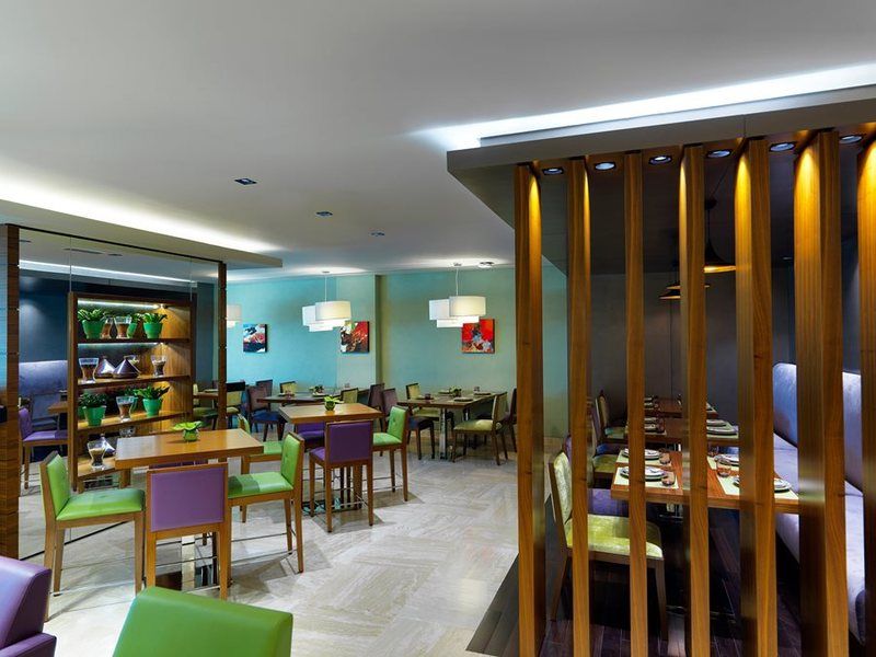 Damac Maison The Vogue Dubai Exteriör bild The interior of a restaurant in the hotel
