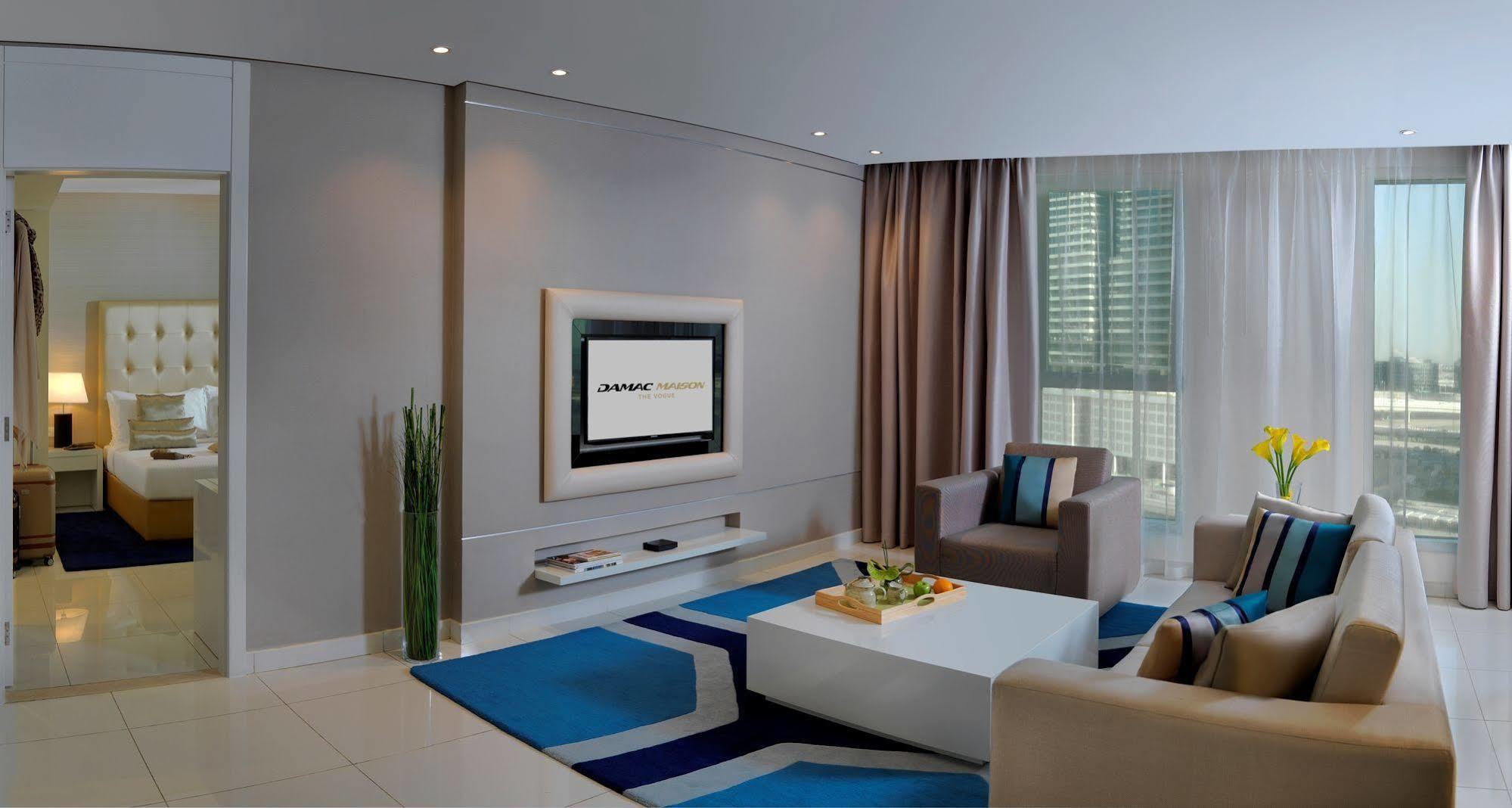 Damac Maison The Vogue Dubai Exteriör bild A living room with a television
