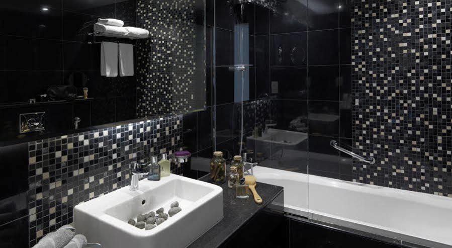 Damac Maison The Vogue Dubai Exteriör bild Bathroom