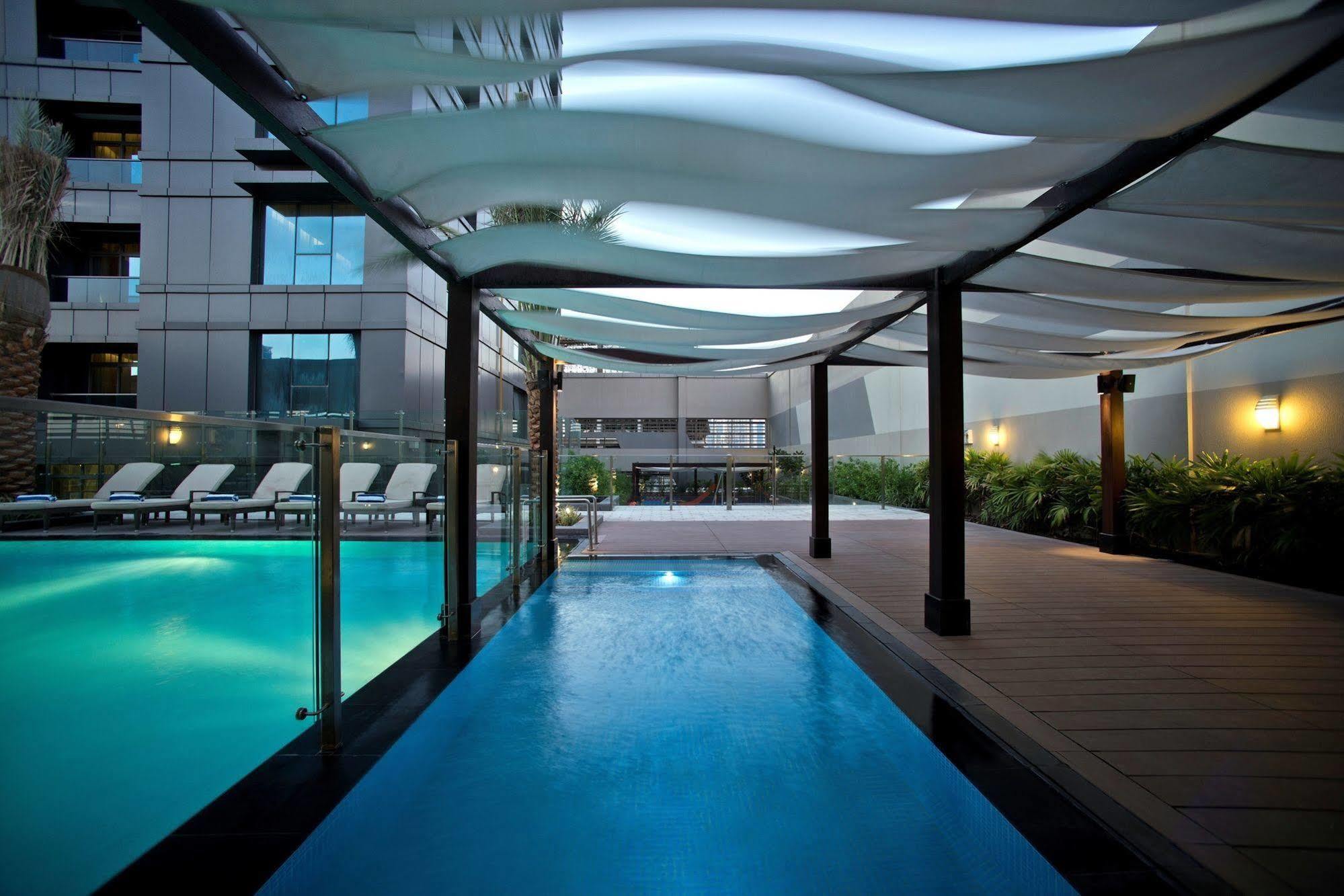 Damac Maison The Vogue Dubai Exteriör bild The swimming pool at the hotel